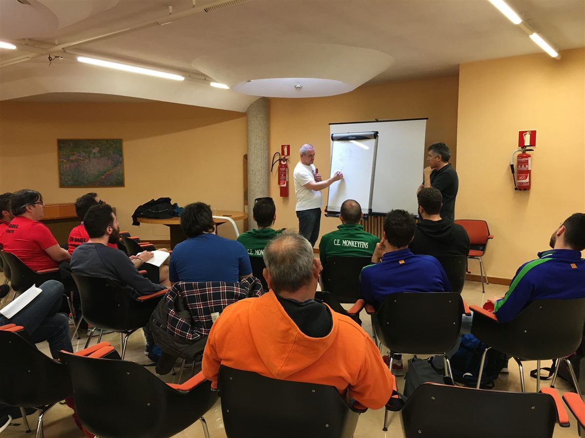 Coaches' briefing at the Alicante finswimming clinic